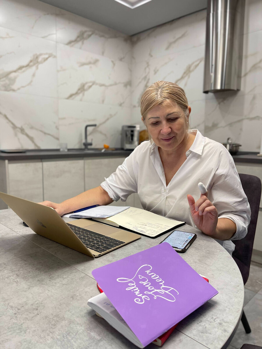 Мама за работой по развитию магазина на ВБ :)