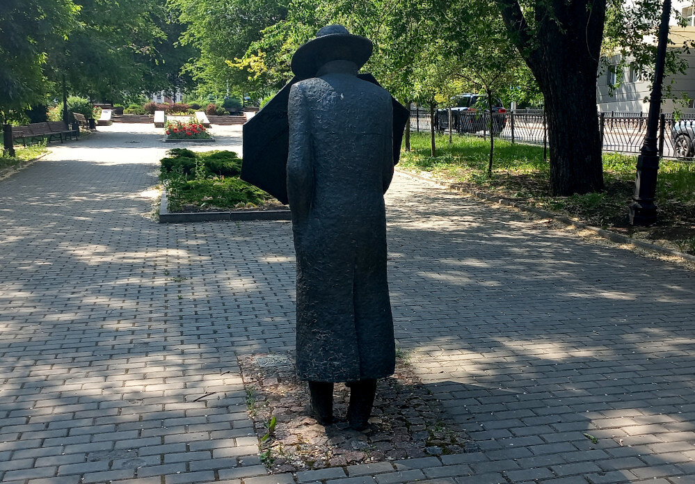 Скульптурная композиция «Друг» в Донецке. 2014 Автор Равиль Акмаев. Фото 2024 года