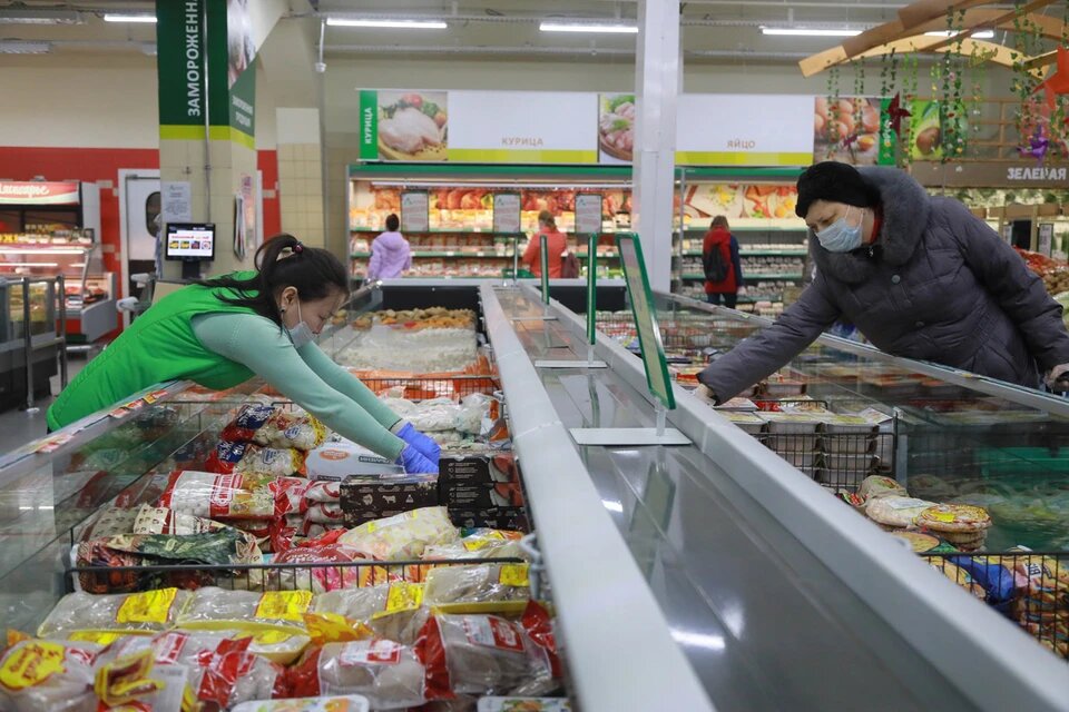 Во время коронавируса, когда закрыты кинотеатры, отменены концерты и даже в футбол не играют, едва ли не единственным развлечением остается поход в магазин. Фото: Мария ЛЕНЦ.