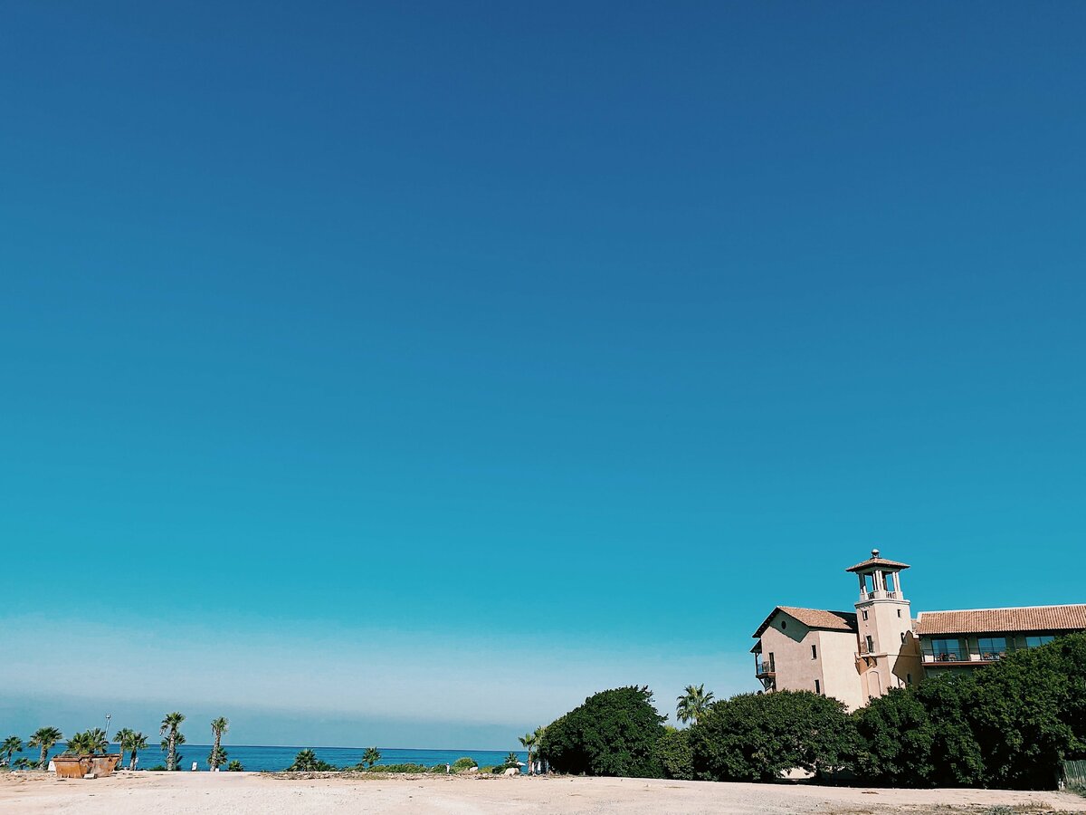 В Пафосе до 330 солнечных дней в году, поэтому летом вряд ли понадобятся плащ и зонт. Если только зонтик от солнца. Источник: Unplash