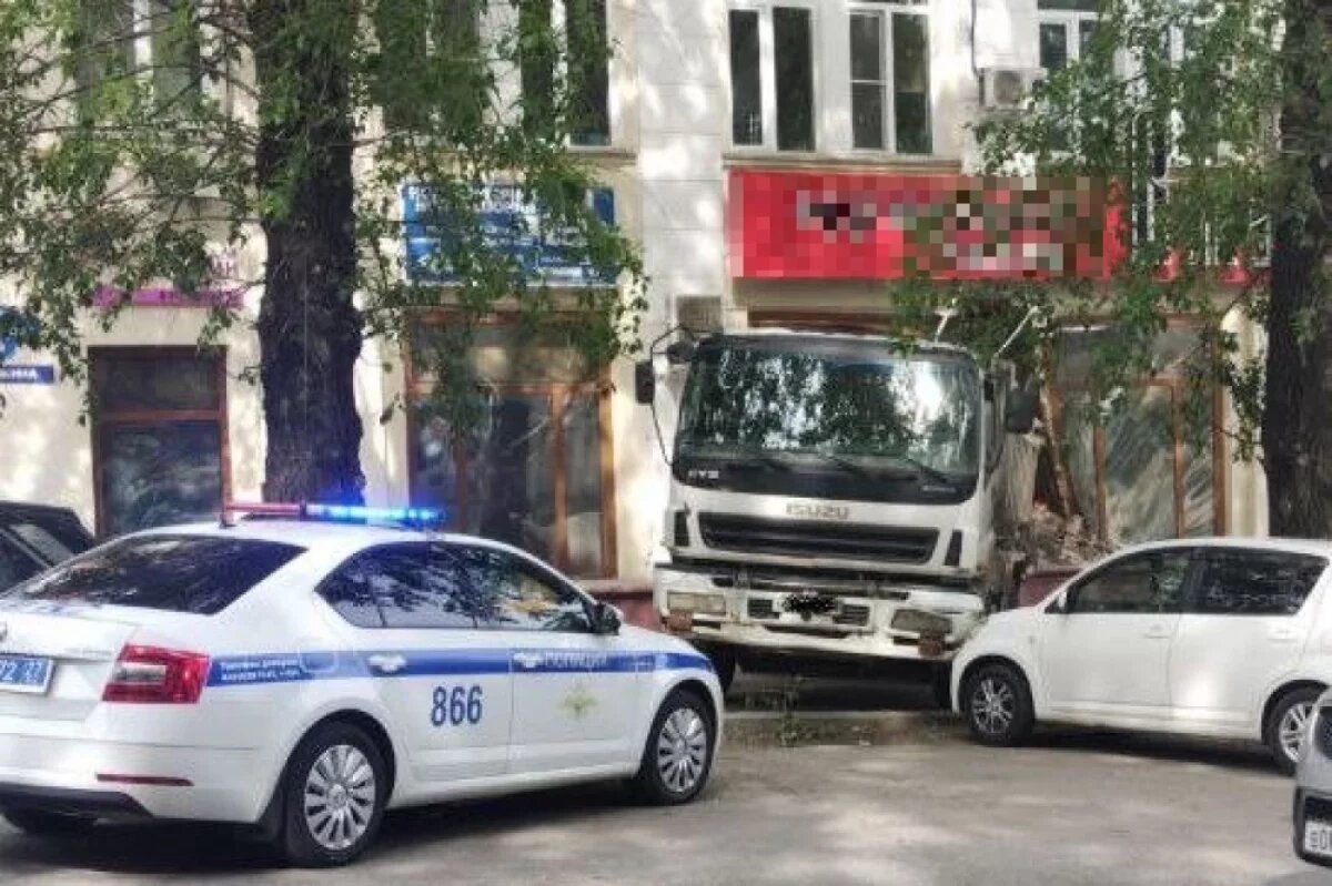    Самосвал снёс три машины и протаранил охотничий магазин в центре Хабаровска