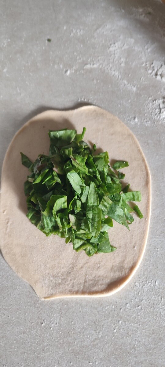 Если хотите сладкие пирожки- сверху на зелень насыпьте не менее половины чайной ложки сахарного песка, потом можно защепить. Если сахар смешать со щавлем в миске- будет много сока, в такие пирожки не пойдет.