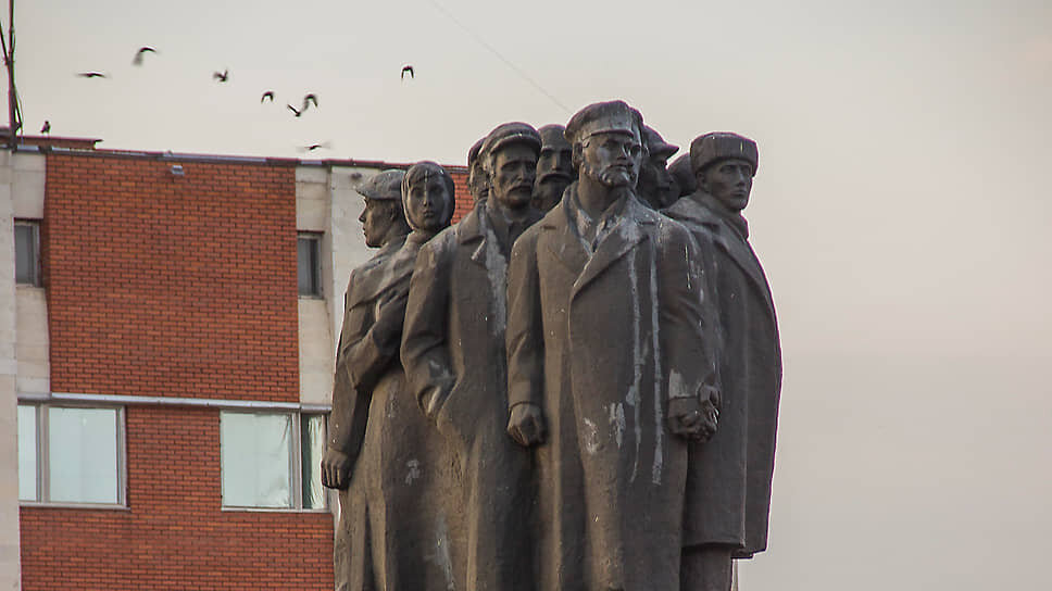    Морозовская стачка. В 1885 году рабочие сорвали производство на текстильной мануфактуре «Саввы Морозова сын и Ко». Они протестовали против штрафов в ползаработка. Поводом для наказания могли оказаться неснятая перед начальником шапка или стирка не по расписанию. Около 8 тыс. рабочих разгромили офис, квартиры директора и мастера. Порядок на мануфактуре наводили два батальона. Под суд попали 50 человек. Присяжные оправдали 33. Вскоре власти приняли законы, ограничившие штрафы    
 На фото: памятник участникам Морозовской стачки на Октябрьской площади в Орехово-Зуево Дарья Сетракова / Wikimedia