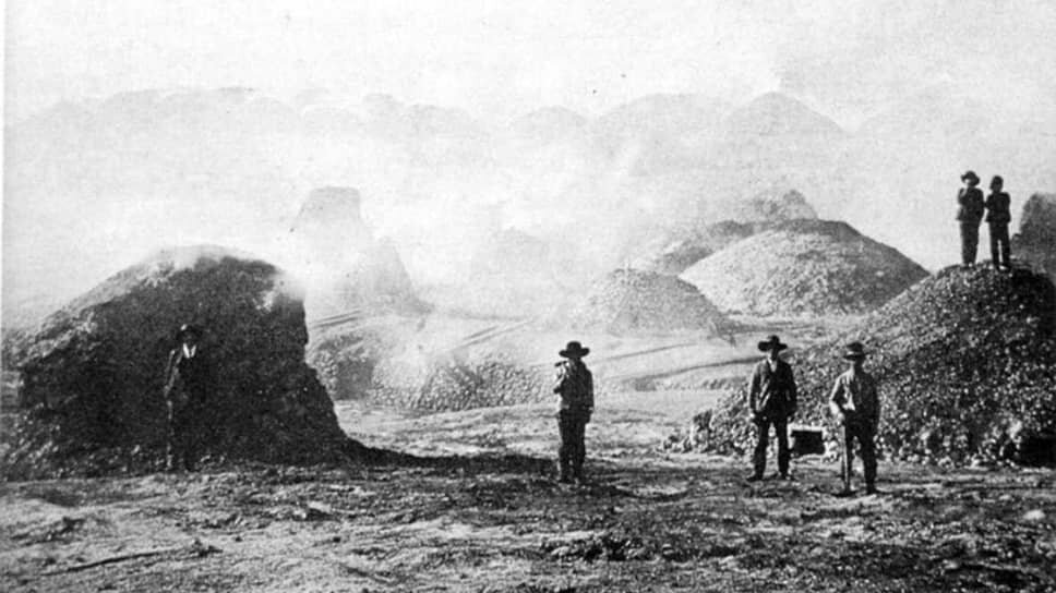    Расстрел в Минас-де-Риотинто (Испания). В 1888 году штат медных рудников волновался из-за незащищенности от токсичных паров и принудительных вычетов на медицинские расходы. Работники вышли на шествие с песнями. В ответ губернатор приказал стрелять по толпе. Бойня шла всего 15 минут. За это время погибли около 300 человек. Многих похоронили тайно, чтобы не преследовали их семьи. Компания Rio Tinto признала 45 смертей Wikimedia