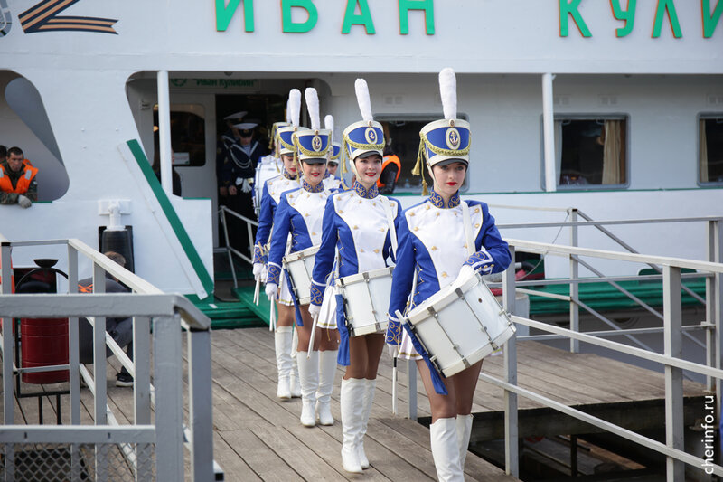    Участники "Морфеста" путешествовали с 11 по 18 мая на трехпалубном теплоходе "Иван Кулибин", побывали в Нижнем Новгороде, Костроме, Ярославле, Череповце.