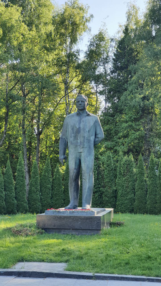 Памятник Гагарину Ю.А. в Звёздном городке. Фото автора.