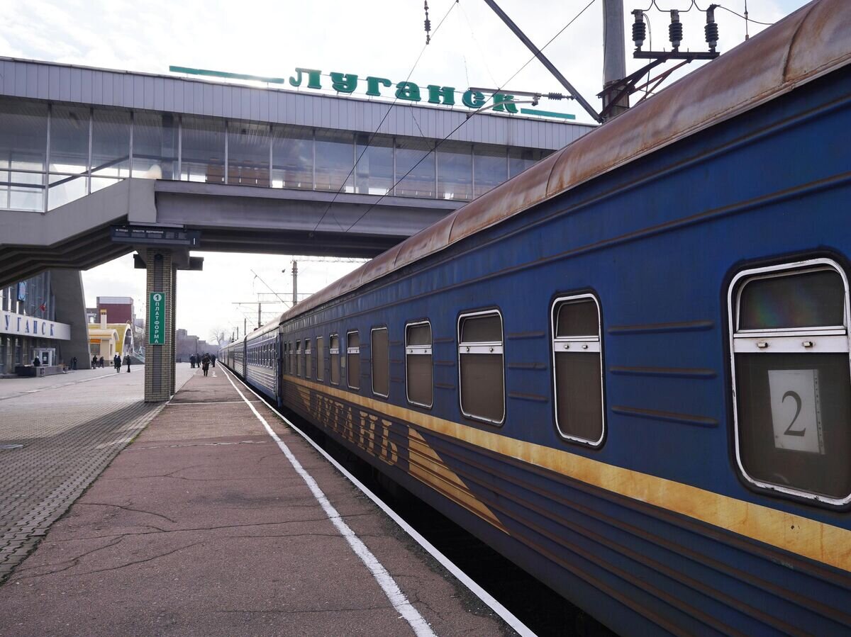    Поезд на железнодорожной станции "Луганск" © РИА Новости / Максим Захаров