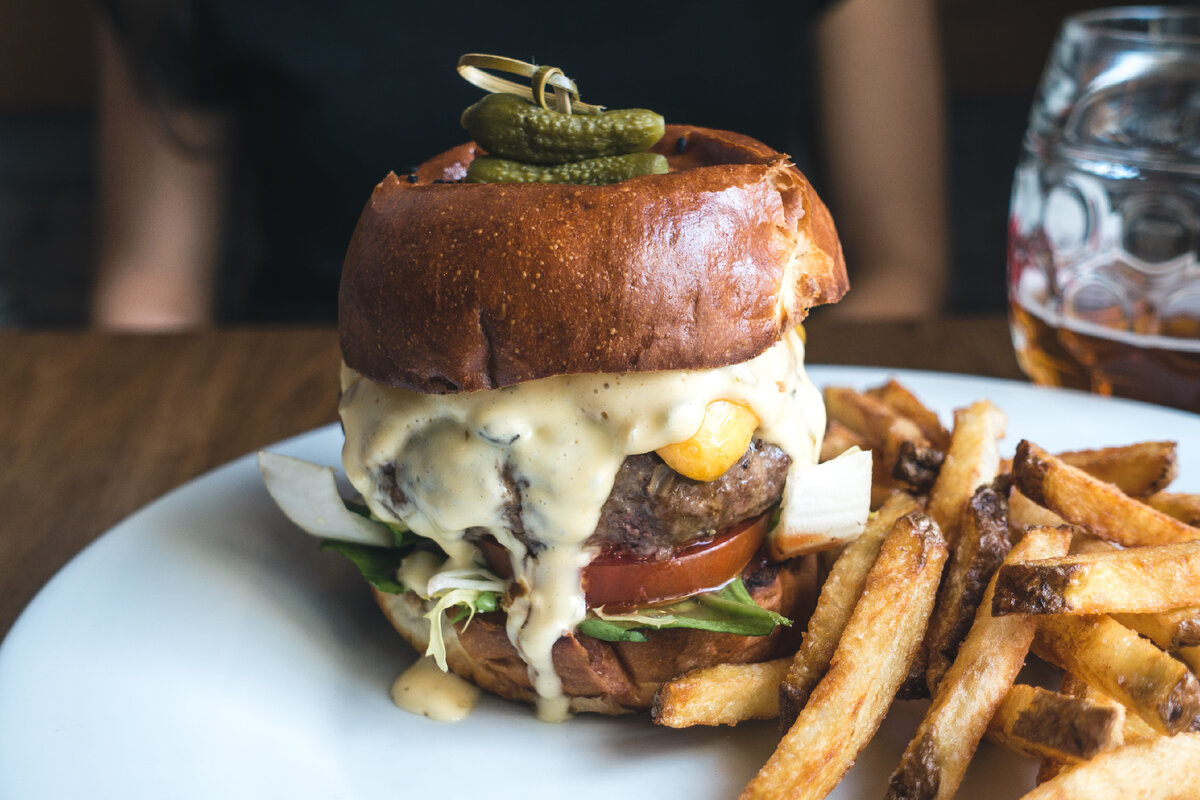 Фаст фуд с излишним добавления трансжиров, сахара, соли