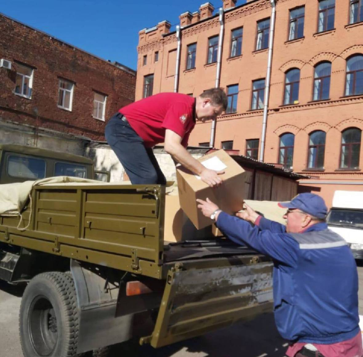 Большую партию груза для участников СВО отправили из Санкт-Петербурга | На  страже Родины | Дзен