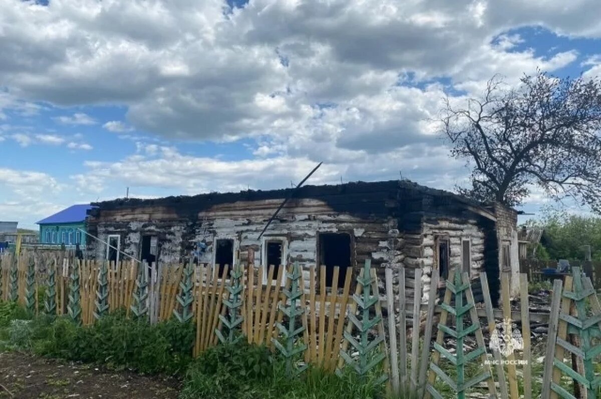    В Башкирии отец вытащил жену и четверых детей из горящего дома