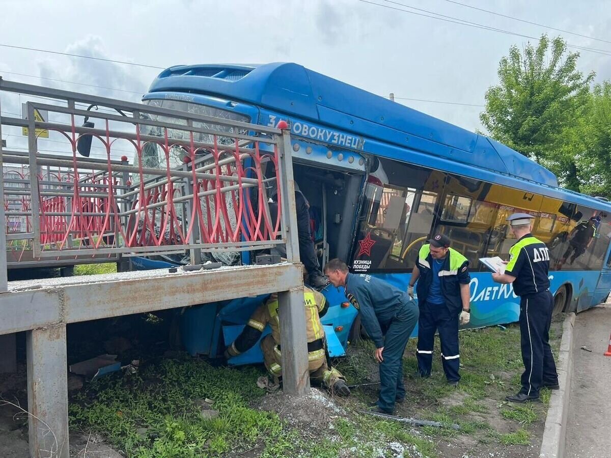    Место ДТП с участием автобуса на Кузбассе© Фото : Полиция Кузбасса/Telegram