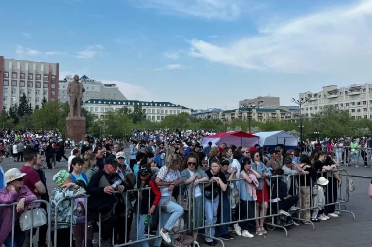    Сотни горожан пришли к началу концерта на центральной площади Читы