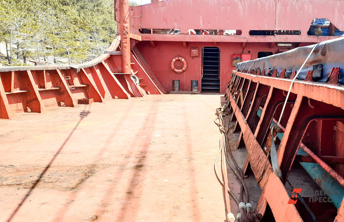 Сухогруз воткнулся в разводной мост в Ростове.  Фото: Фото: ФедералПресс / Евгений Поторочин