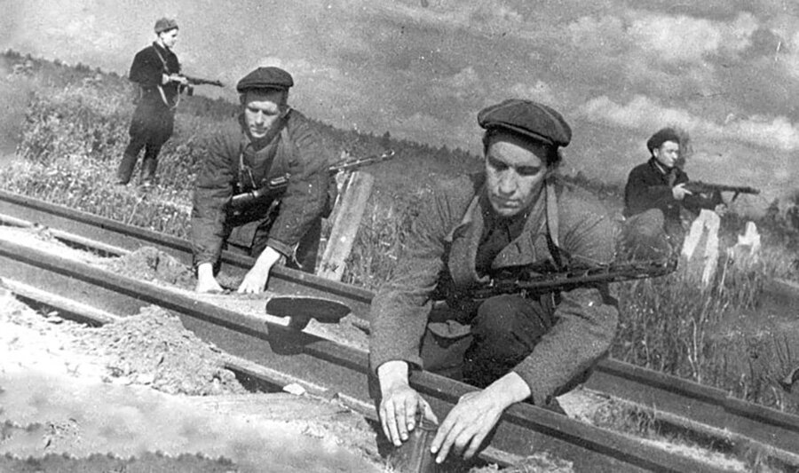     Газета "Калгаснік Капыльшчыны" сообщала о диверсиях и подвигах партизан