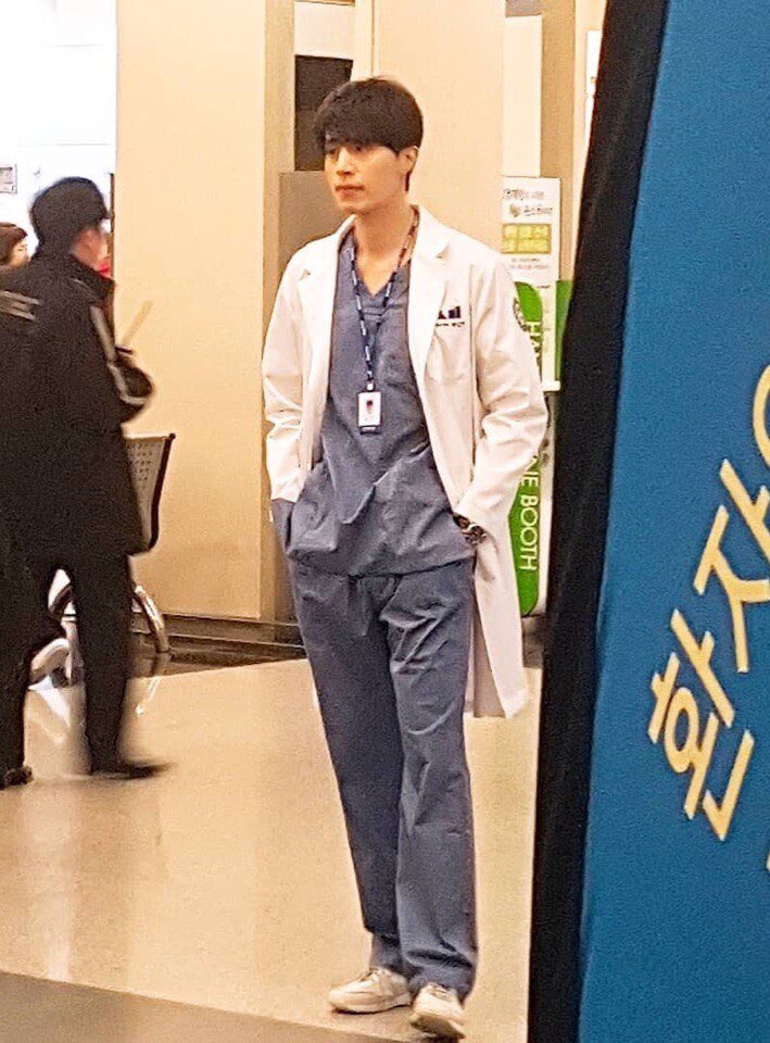 07.04. 2018 года. Доктор Е Чжин У собственной персоной. Первый взгляд на нашего оппу в халате доктора университетской больницы Сангук. Ну что, как вам доктор?