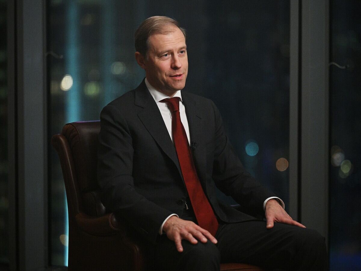    Заместитель председателя правительства РФ - министр промышленности и торговли РФ Денис Мантуров во время интервью генеральному директору медиагруппы "Россия сегодня" Дмитрию Киселеву© РИА Новости / Рамиль Ситдиков