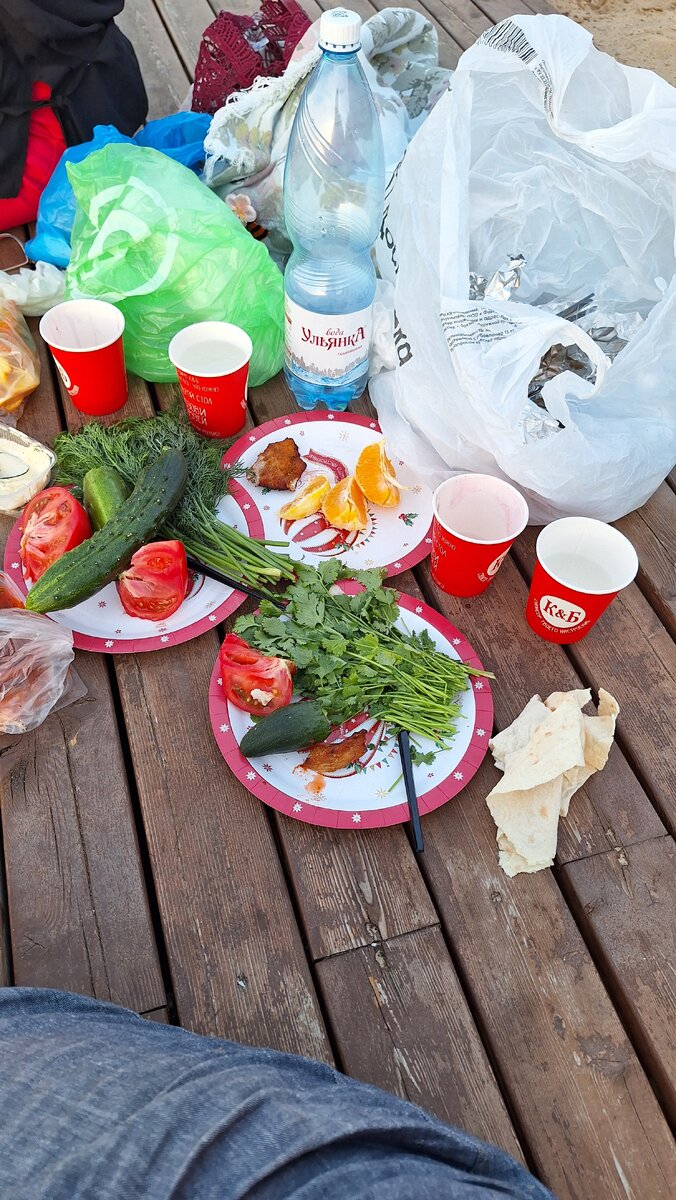 Гакрыто конечно не эстетично,  но как есть😃 мясо в фольге в пакете 