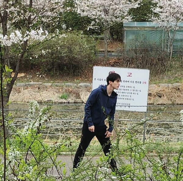 06.04.2018 Фанкам. Судя по всему доктор Чжин У следует правилу "в здоровом теле - здоровый дух" и делает пробежки. А вот брат его младший (на последнем фото) передвигается на коляске....