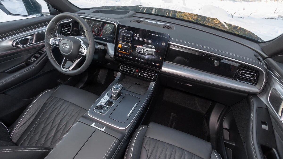 Так выглядит архитектура интерьера всех версий, кроме базовой, где центральный экран чуть меньше в размерах