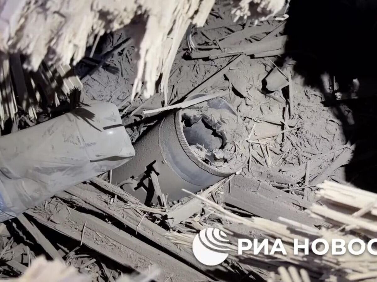    Место попадания ракеты в частный жилой дом в Донецке© РИА Новости