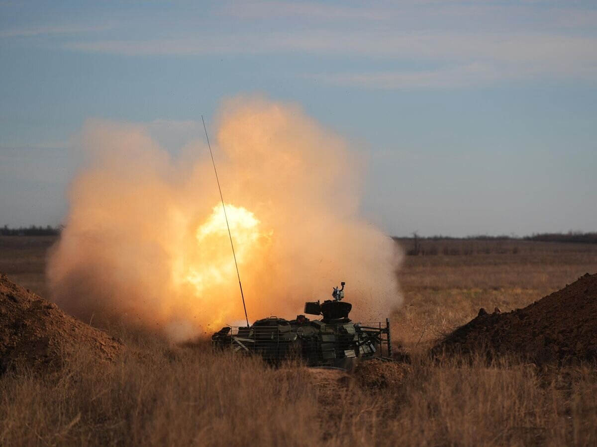    Боевая стрельба экипажа модернизированного танка Т-62 в зоне проведения спецоперации© РИА Новости / Павел Лисицын