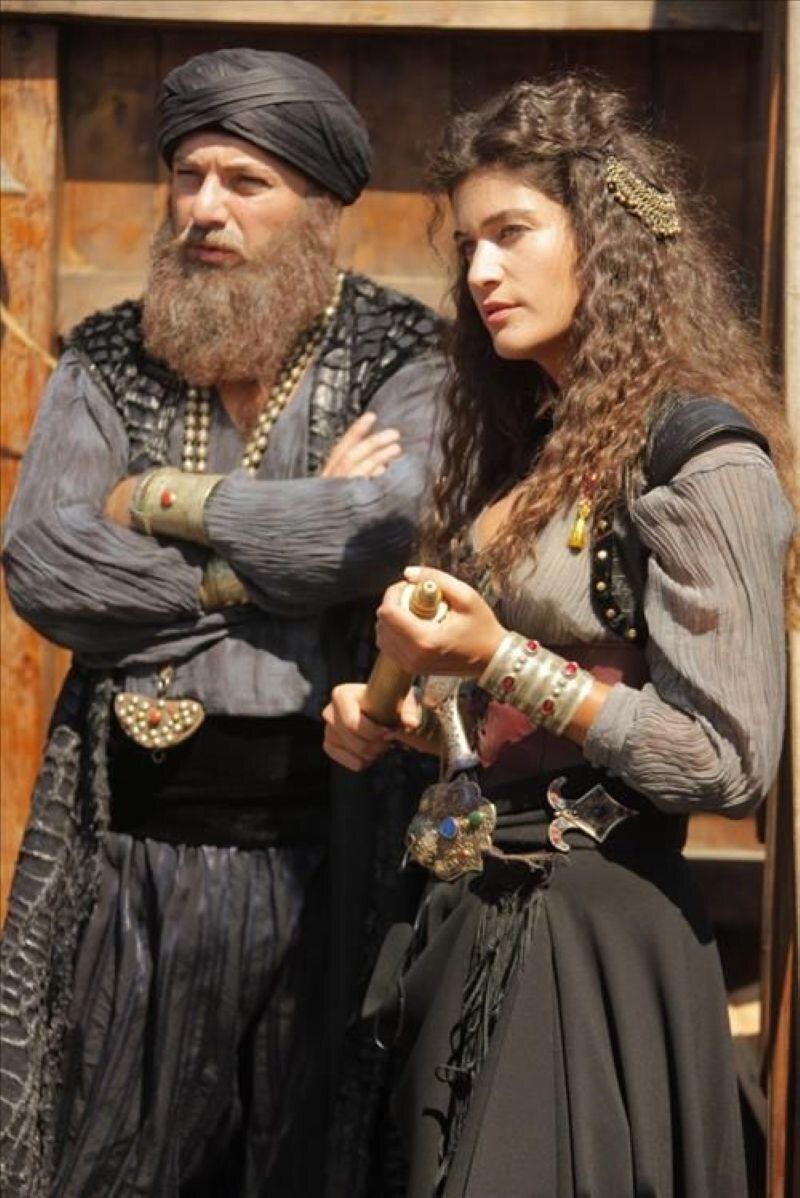 Барбаросса и Михриниса обсуждают предстоящую дуэль.