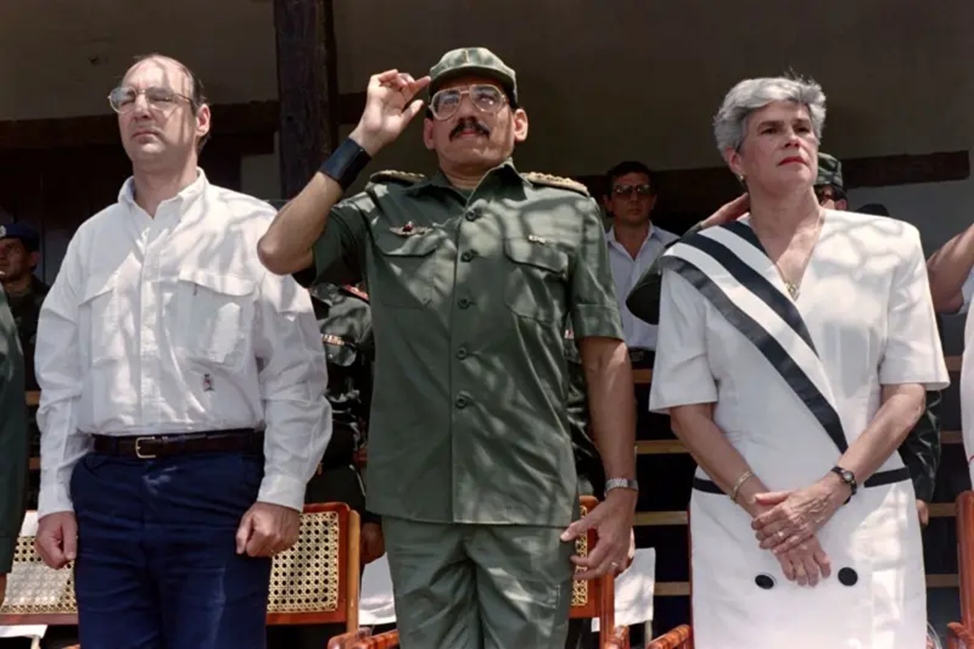 При либеральном президенте Виолетте Чаморро Умберто Ортега остался министром обороны