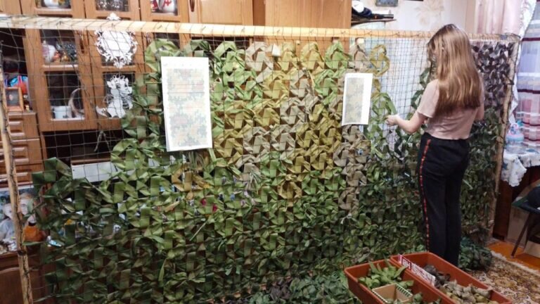    Семья из Адамовского района изготовила уже около 70 масксетей для бойцов СВО Кристина Просвиркина