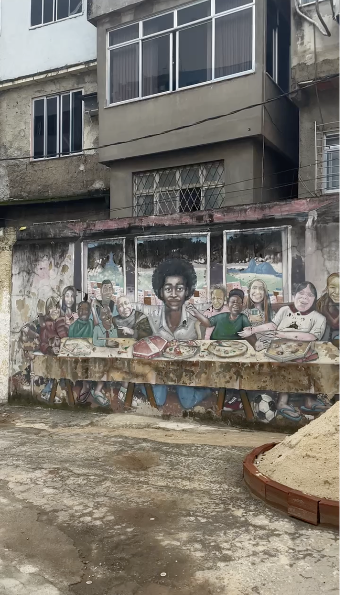 Знаменитая картина в интерпретации жителей Росинья. Кстати, на праздники всегда едят пиццу 