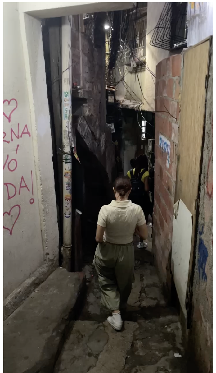 Узкие, влажные переходы со ступеньками, все коммуникации проложены в открытом виде