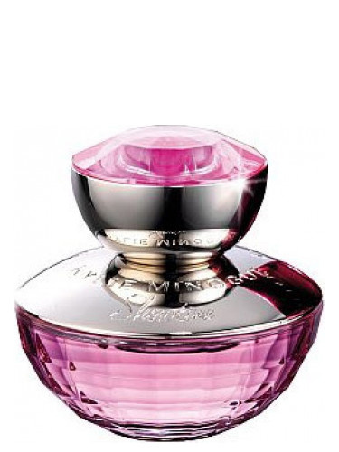 Showtime EDP Kylie Minogue — это аромат для женщин, он принадлежит к группе цветочные фруктовые сладкие. Showtime EDP выпущен в 2008 году. Парфюмер: Vincent Schaller. Верхние ноты: Клубника и Черная смородина; средние ноты: Лакричник и Гелиотроп; базовые ноты: Маршмеллоу, Карамель и Ветивер.