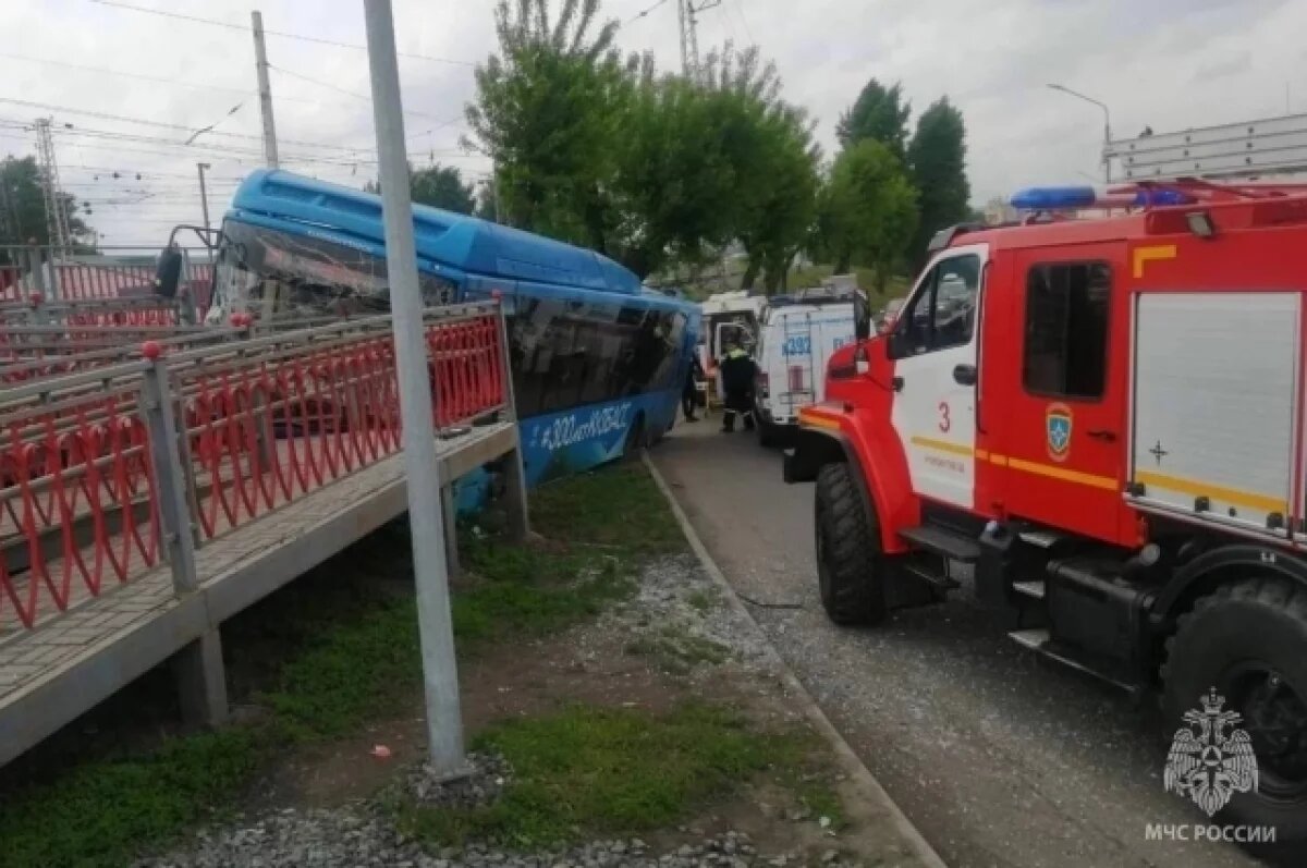    В Новокузнецке автобус въехал в ограждение, пострадали девять человек