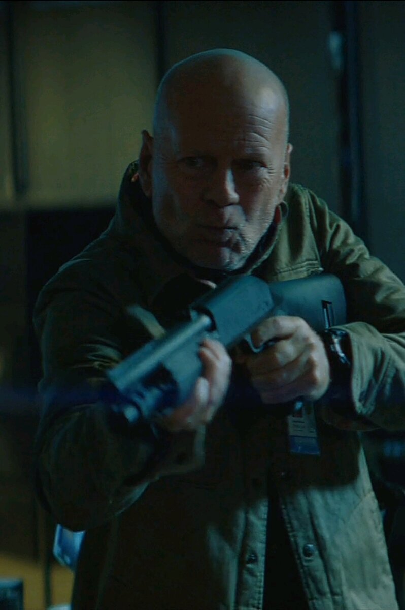 Обзор фильма "Под наблюдением, боевик, триллер. В главной роли Брюс Уиллис