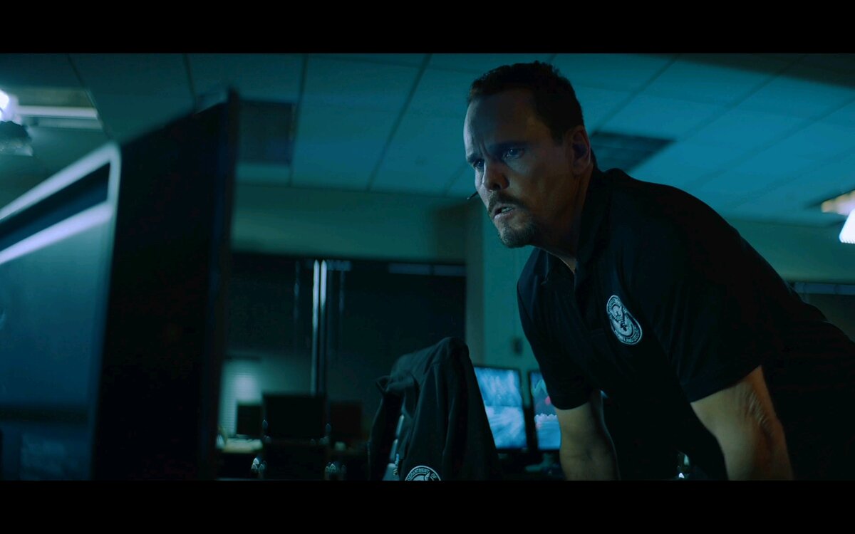 Обзор фильма "Под наблюдением, боевик, триллер. В главной роли Брюс Уиллис