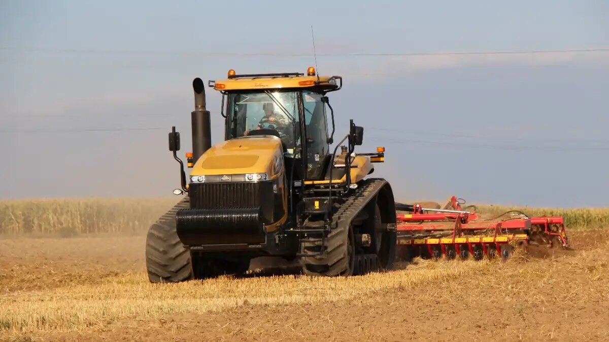 Фото: © Владимир Исаенко / Glavpahar.ru Гусеничный трактор Challenger в поле
