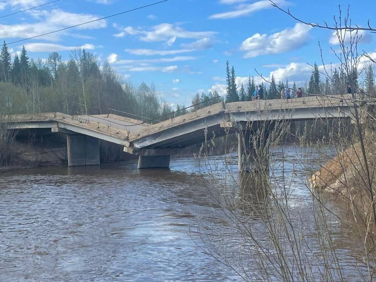    Автомобильный мост, частично разрушенный в результате размытия талыми водами в Алданском районе Якутии© Фото : Минтранс Якутии/Telegram