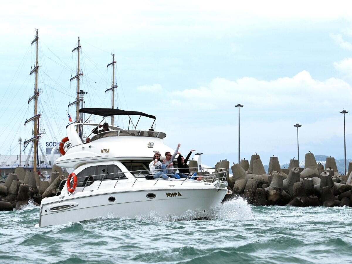    Участники парада яхт, посвященного празднованию Дня города Сочи, в акватории Черного моря© РИА Новости / Екатерина Лызлова
