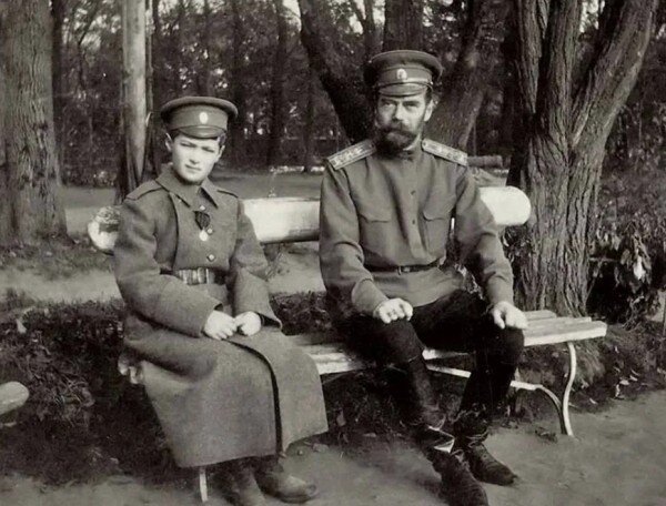 Николай II с сыном Алексеем.