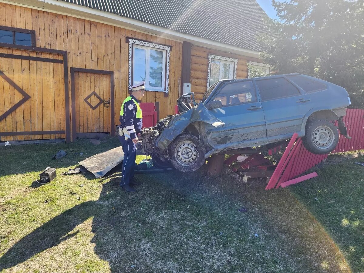 Пьяный водитель повис колесами авто на заборе дома в Шалинском районе |  Новости Тагила TagilCity.ru | Дзен