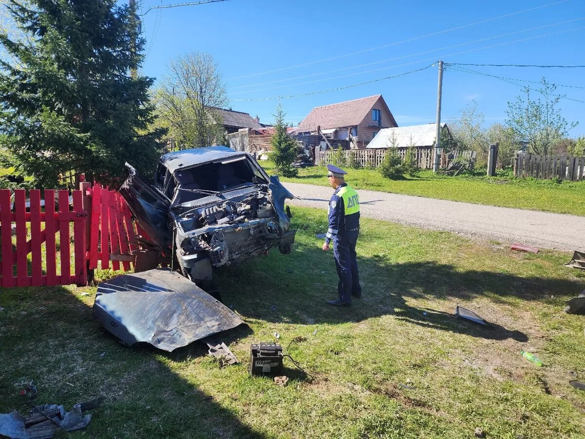 Пьяный водитель повис колесами авто на заборе дома в Шалинском районе |  Новости Тагила TagilCity.ru | Дзен