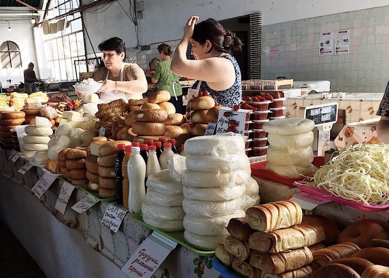 Базар, на котором женщины продают сулугуни - обычный и копченый