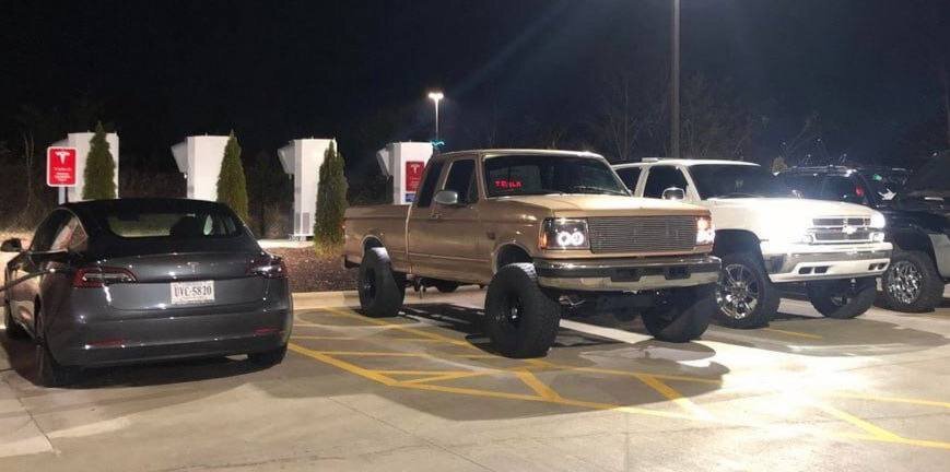 Гражданский протест - ребята на пикапах перегородили зарядку для электромобилей