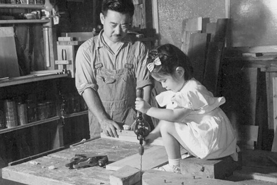 В отличие от многих других известных дизайнеров мебели середины 1900-х годов, Накашима изначально учился на архитектора. В 1929 году он окончил Вашингтонский университет по специальности "архитектура", а в 1931 году получил степень магистра в Массачусетском технологическом институте MIT. Вскоре после этого Джордж нашел работу в качестве архитектурного дизайнера и художника по росписи стен в Комиссии по паркам штата Лонг-Айленд. Однако, когда Америку охватила Великая депрессия, он, как и многие другие американцы, остался без работы. Затем он совершил смелый шаг, который навсегда изменил его жизнь, - он продал свой автомобиль, чтобы купить билет в кругосветное путешествие на пароходе, которое привело его во Францию, Северную Африку и, наконец, в Японию. В Японии он начал работать у известного архитектора Антонина Раймонда - протеже Фрэнка Ллойда Райта, который вместе с Райтом проектировал отель Imperial. Работая у Раймонда, Накашима много путешествовал по Японии и изучал тонкости японской архитектуры и дизайна. Именно здесь он познакомился с Марион Окаджима, которая преподавала английский за границей. Позже, в 1941 году, они поженились в США, а в 1942 году у них родилась дочь Мира. 