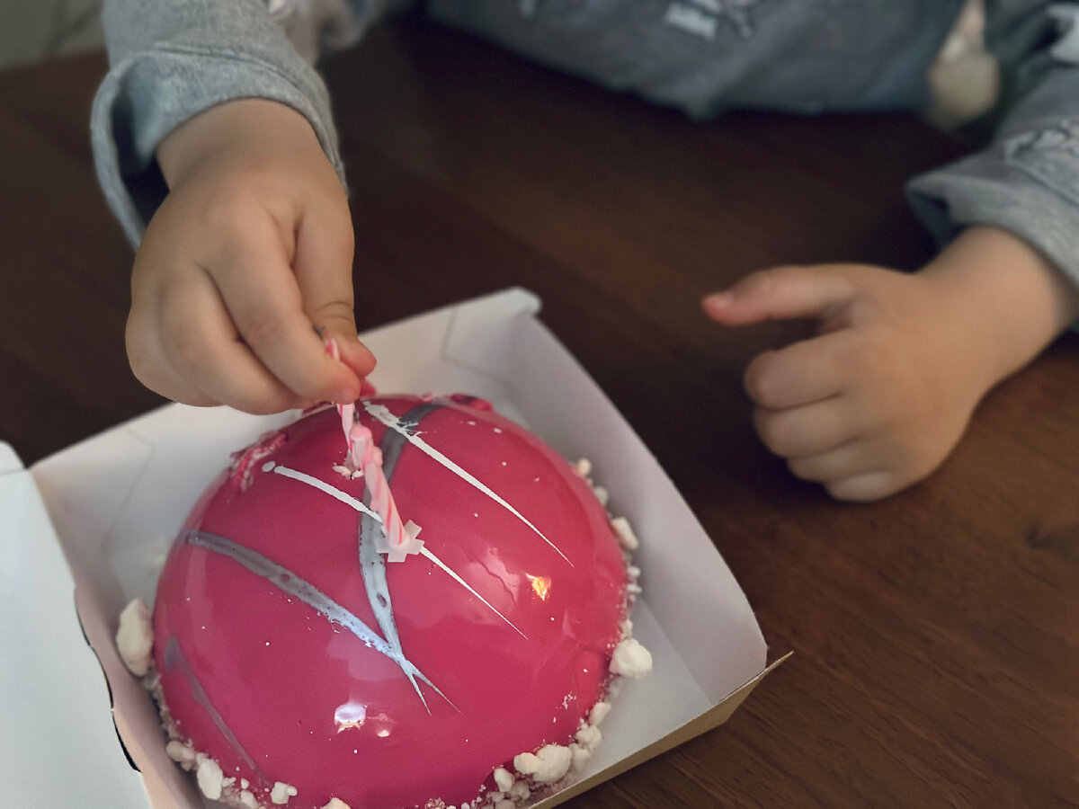 По-моему очень душевно, дочка в пижамке готовится задувать свечи в свой День рождения.