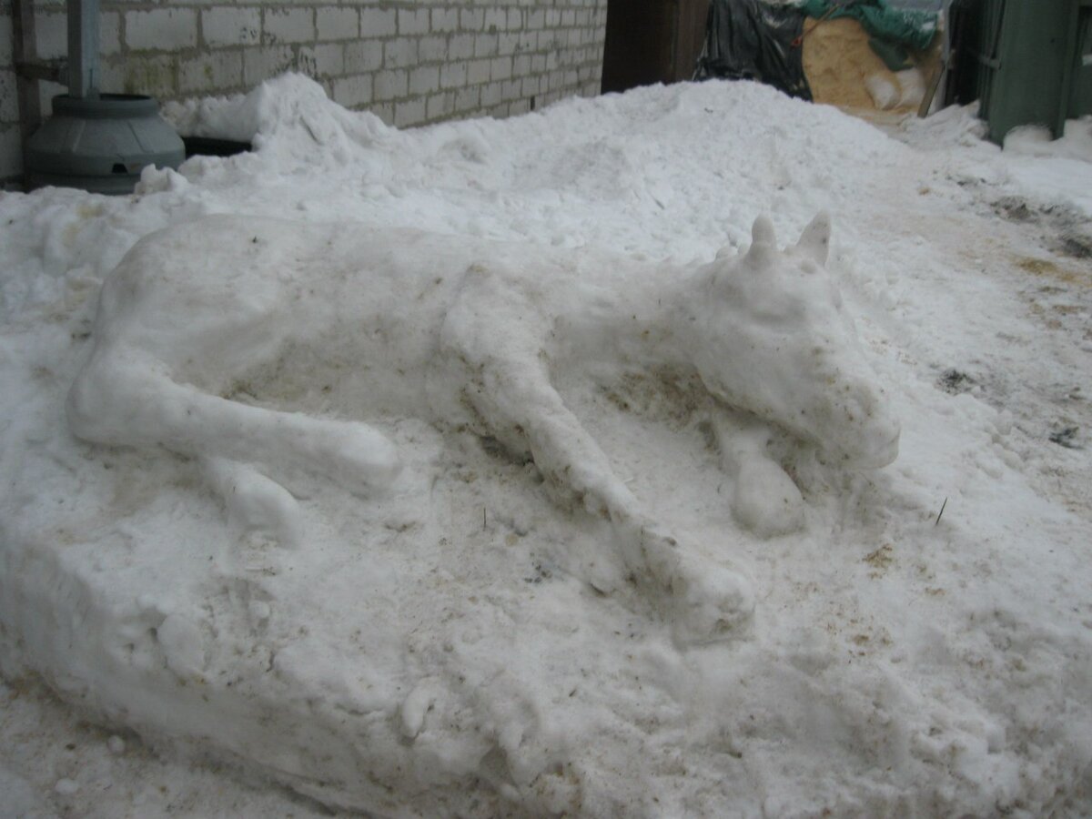 Лошадка из снега, перед входом в конюшню.