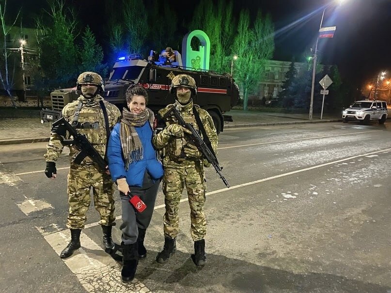 Дороги героевУ всех свои дороги и часто Герои живут среди нас и мы и даже они, не замечают что ежедневно совершают свой гражданский или воинский Подвиг. Судьба сама ведет и важно полюбить свой Путь, что бы понять- для чего все и к чему он ведет.Такой стала, дорога Судьбы для рязанской тележурналистки Анны Герцовской. Она одна из первых, кто занялась возрождением тележурналистики в Мелитополе, когда туда вернулся мир. Господь вел ее своей рукой, обрекая на роль Героя несущего Слово и Правду, для тех кто оказались брошенными в самое пекло национальных войн, умирающим государством- Украиной.По зову сердца выбравший журналистское служение людям, в опасной близости от места боевых действий. Она видела людскую боль и страдания, которую видели только прошедшие войну наши деды.-Анна, как вы из спокойной Рязани, решились поехать в зону СВО?Меня буквально вело Провидение. Первый раз Запорожскую область я посетила в июле 2023.За месяц до этого мне на глаза попался пост бывшего главреда Сашу. Мы с ним работали в Нижнем Новгороде ещё в 2013 году. Он написал у себя в блоге «У нас тут журналисты на вес золота». Говорил он про Запорожскую область.Без лишних раздумий, посоветовавшись только лишь с астрологом, я написала ему. Оказалось, на тот момент он месяц работал в Энергодаре, в городе-спутнике Запорожской атомной станции.Я не была уверена, что меня возьмут работать в зону СВО. Кроме него знакомых у меня здесь не было. Да и не сразу бывший Главред узнал меня. Пришлось скинуть ему фотки, свои репортажи и в двух словах объяснить, кто я есть. Он очень обрадовался и начал рассказывать, чем сам тут занимается. «Поднимает местное телевидение с колен».Сказал, приезжай!Саша состыковал меня с потрясающей руководительницей в Мелитополе. Мы созвонились и решили, что я еду. Она посмотрела один мой репортаж и сказала, что берёт на работу.-Анна, а как ваши родные, отнеслись к вашему решению?Конечно, был разговор с родителями, поскольку мне надо было оставить на время своего ребенка с ними. Я думала поехать в Запорожскую область на месяц, чтобы понять, понравится мне эта работа и город или нет. В любом случае я ничего не теряла. Я ехала на море, плюс к этому получала достойную зарплату. Мы же тут на вес золота)))Мои родители прекрасно понимали зов моего сердца и гражданскую позицию. -Если бы не возраст, мы бы тоже поехали! А так будем твоим тылом, воюй Словом и за нас и за наших отцов и дедов.И я поехала. Как оказалось на долго. Тут я встретила много замечательных людей которые как и я не могли оставаться в стороне от эпохальных событий в жизни нашей Родины.Очень много наших известных людей в зону СВО, приезжает с гуманитарной помощью, новыми БПЛА и творческими вечерами.Тут я встретила удивительных местных жителей, семейную пару Василия и Таисию Шариковых. Познакомились они в концлагере. Всю жизнь вместе. Она светловолосая, голубоглазая «арийка». С ней обращались бережно, чтобы отправить работать в Германию… Ему досталось по самые почки. Пробыл неделю в концлагере. Избили так, что не мог ходить. Спасли наши танкисты, командиром бригады которых по случайности оказался брат Василия. Вот так переплетаются судьбы.-Анна, ваше видео интервью с бойцом ЧВК «Вагнер» Абду-Салам Залбеговым, за короткое время получило на Ютюбе более 3 млн просмотров. Как вы думаете почему?Абду-Салам Залбегов, рязанец, очень интересный человек и постаралась в интервью рассказать не только о ситуации на передовой и о том, как он отстаивал своё право на строительство дома в зоне «Есенинской Руси». После того как количество просмотров интервью перевалило за 3 миллиона, Ютюб без объяснений удалил видео, но оно уже широко разошлось, например тут можно посмотреть https://ok.ru/video/6758662539894СВО высвечивает многих героев, которые живут среди нас. Я думаю каждое время рождает героев и до часа Х они как бы в резерве, потом Судьба призывает их!
-Анна, не удивительно что враги внесли вас в списки запрещенного в РФ Миротворца. Удивительно, что даже враги отмечают вашу красоту, прекрасную речь и дикцию в репортажах. Что бы могли посоветовать свои коллегам, которые собираются выбрать свой путь в журналистике?Я бы хотела сказать не только журналистам, а каждому своему современнику. Сейчас наступило такое время жизни, когда надо отходить от драмы и людей, их создающих. Окружаете себя людьми, с которыми вы Смеетесь. Забывайте плохое и фокусируетесь на хорошем.Любите людей, которые относятся к вам правильно, и молитесь за остальных. Жизнь так коротка, проживайте ее не иначе как Счастливо.Быть Живым - это Подарок, а быть Счастливым - это ваш ВЫБОР. И счастье не обязательно там где спокойно и сытно!послесловие от автораКогда я закончила писать интервью с Анной Герцовской, я подумала как много я не успела еще рассказать об этом удивительном человеке, формат нашего издания не позволяет больших объемов.Но я посчитала важным сказать, что Анна Герцовская- настоящая казачка, герой нашей страны, которая не побоялась защитить себя и своих- неся Правду, она не искала отговорок и причин своего бездействия. Она всегда пряма и бескомпромиссна. Она оказалась там, где нужна была ее помощь. Стала щитом и необоримым покровом для русской экклесии на территориях куда пришел мир.Предки Анны Герцовской запорожские казаки, таким же крепким и основательным был ее прадед, не вернувшийся с войны и взглянув в лицо Анны, можно увидеть отблески пламени и несгибаемой воли в ее глазах – лица предков. И мне кажется, сейчас я скажу: Здорово дневали, сестра казачка! И она ответит- Слава, Богу!
Аргументы недели https://argumenti.ru/interview/2024/05/899596