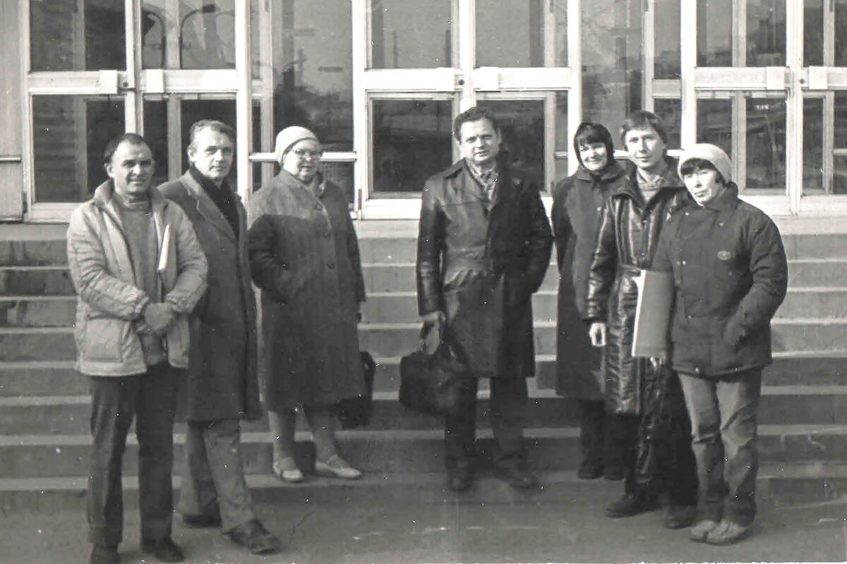 Ереван. Делегация из Строгановки. Слева направо: Стасюк Александр Николаевич, Панин Александр Михайлович, каф. Пр. Инт, Кильпе Татьяна Леонидовна каф. Пр. Меб, Квасов Александр Сергеевич - ректор Чепик Людмила Георгиевна, зав .отд.каф. пр. инт., Львовский Федор Александрович зав. каф. ХПр.Ткани, Мельникова Натта Владимировна. 