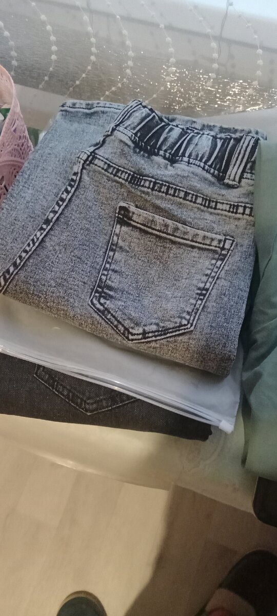 Джинсы надо выбрать. Или прямые или бананы. Но бананы, подсунули точно не те, какие я хотела. Те были с поворотом, и на повороте была вышивка бабочки.