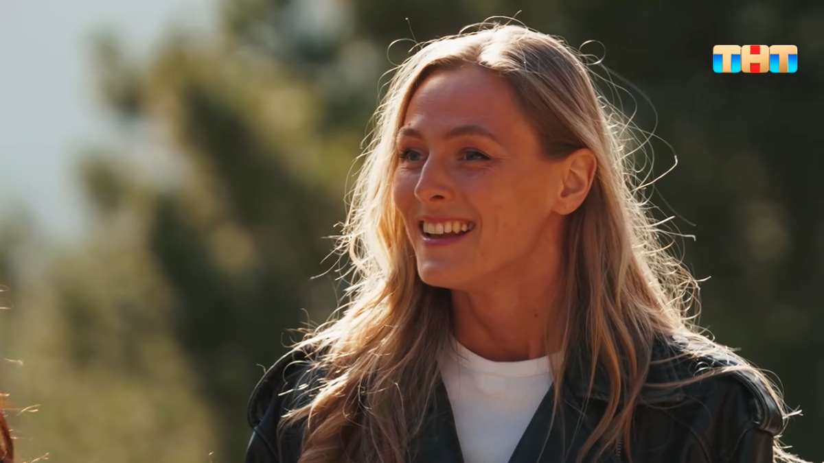 Такие кадры на солнышке получились красивые, я в восторге! Лиза подкупает светом и добротой, какой-то детской непосредственностью.