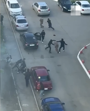 кадр из видео драки